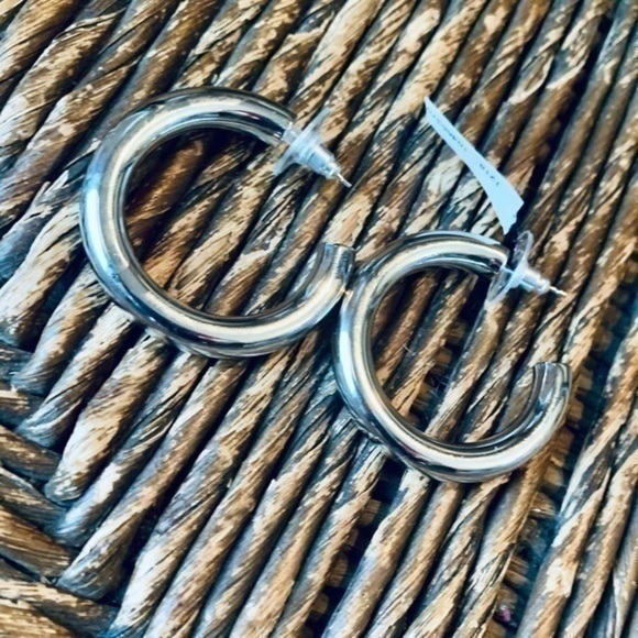 ✨💛 Chunky Silver Tone High Shine Hoops ✨ - Picture 5 of 5